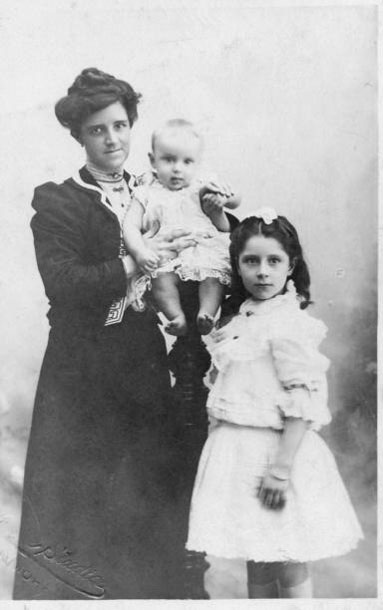 Image of Margaret JONES (née FOSTER) with children Philip & Mary Florence (Molly).