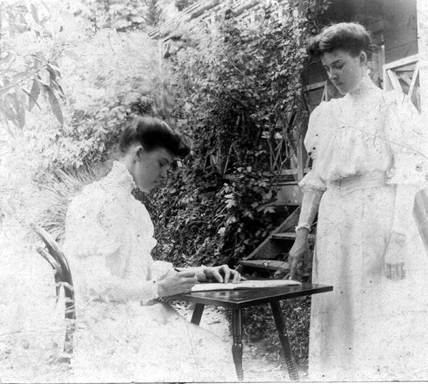 Image of Sisters Annie (1884-1980) and Janet (1886-1950) COLQUHOUN.