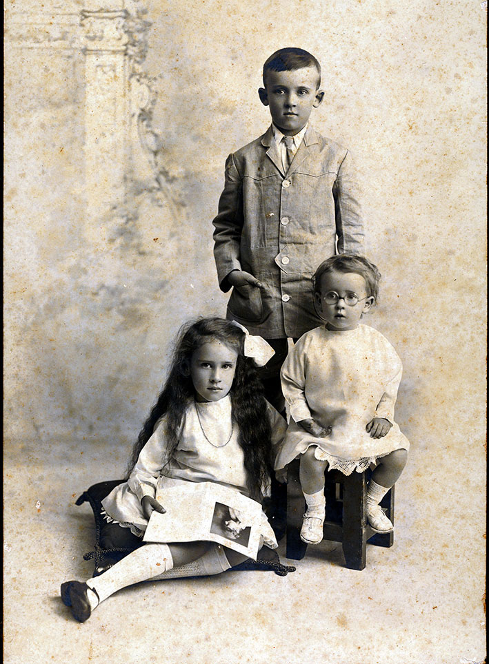 Image of Annie and William EWART’s 3 children.