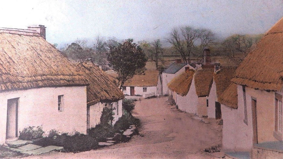 Image of Postcard of Bankend with thatched cottages. Thanks to Jimmy Mccubbin from the “Old Dumfries” Facebook Group. 