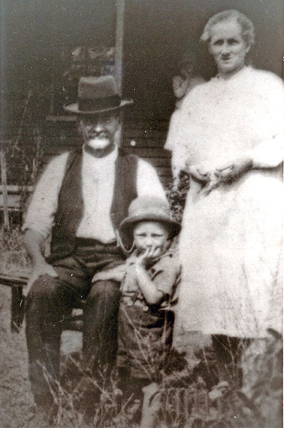 Image of Minnie & Alfred PRESLAND with their youngest son George PRESLAND b.1912 (?). Photo: courtesy of Ray Raisbeck.