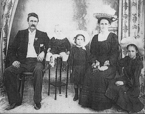 Edith and her second husband, with children (from L) Gavin & Madge BLUNDELL, & Beryl WEDEMEYER. Edith and second husband